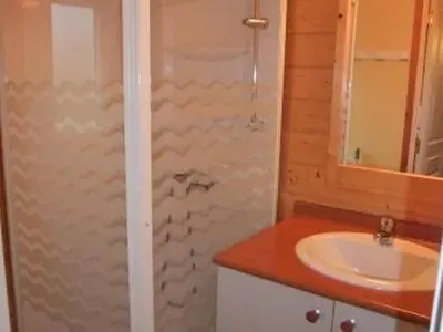 Salle de bains dans l'établissement Chalet Édelweiss 35 en lisière de forêt, calme et nature - FR-1-583-444