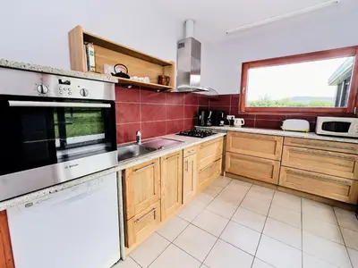 Cuisine ou kitchenette dans l'établissement Gîte écologique calme proche Vosges, accueil PMR - FR-1-583-465