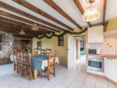 Cuisine ou kitchenette dans l'établissement Ancienne ferme rénovée dans les Vosges - FR-1-583-487