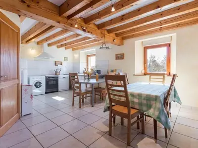 Cuisine ou kitchenette dans l'établissement Gîte familial dans les Vosges avec WiFi inclus - FR-1-583-443
