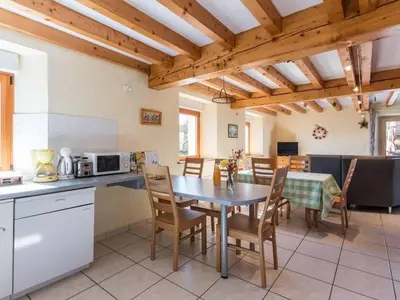 Cuisine ou kitchenette dans l'établissement Gîte familial dans les Vosges avec WiFi inclus - FR-1-583-443