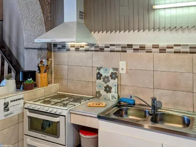 Cuisine ou kitchenette dans l'établissement Gîte de charme à Saint-Bresson, proche activités nature - FR-1-583-476