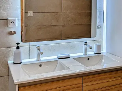 Salle de bains dans l'établissement Gîte de charme à Saint-Bresson, proche activités nature - FR-1-583-476