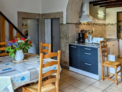 Cuisine ou kitchenette dans l'établissement Gîte de charme à Saint-Bresson, proche activités nature - FR-1-583-476