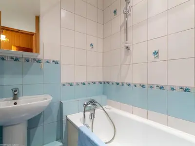 Salle de bains dans l'établissement Gîte éco au pied des montagnes, proche du Ballon de Servance - FR-1-583-449