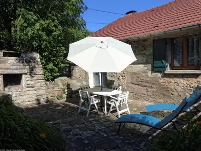Piscine de l'établissement Gîte paisible dans une ancienne ferme avec WIFI et parking à Saint-Bresson - FR-1-583-440 ou située à proximité