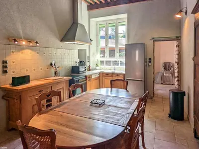 Cuisine ou kitchenette dans l'établissement L'Échappée : Gîte Authentique avec Spa à Faucogney-et-la-Mer - FR-1-583-495