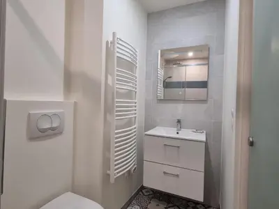 Salle de bains dans l'établissement L'Échappée : Gîte Authentique avec Spa à Faucogney-et-la-Mer - FR-1-583-495
