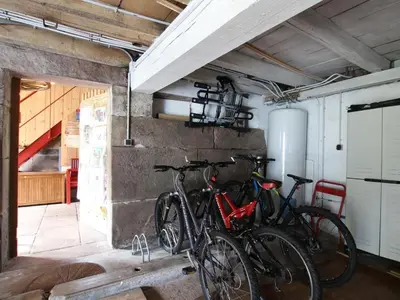 Vélo sur le terrain de l'établissement Charme Authentique au Moulin de Saphoz avec Grand Jardin - FR-1-583-499 ou dans les environs