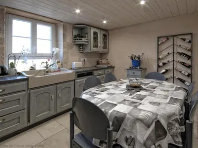 Cuisine ou kitchenette dans l'établissement Gîte du Bois des Hauts : Confort en pleine nature, proche Plateau des 1000 Étangs - FR-1-583-439