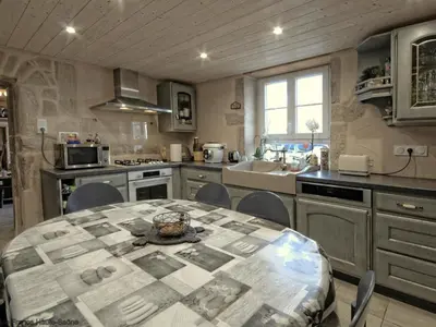 Cuisine ou kitchenette dans l'établissement Gîte du Bois des Hauts : Confort en pleine nature, proche Plateau des 1000 Étangs - FR-1-583-439