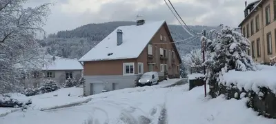 L'établissement AU MENILOIS entre Montagne et Forêt en hiver