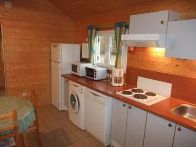 Cuisine ou kitchenette dans l'établissement Chalet Edelweiss au cœur de la nature vosgienne - FR-1-583-441