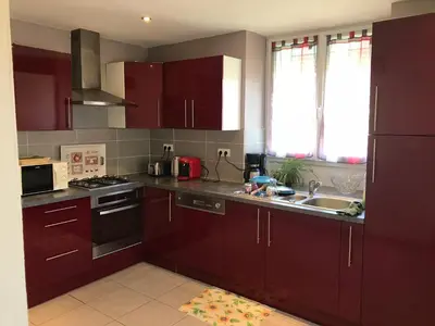 Cuisine ou kitchenette dans l'établissement Rochire Location 2