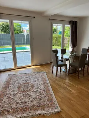 Coin salon dans l'établissement Maison jardin barbecue parking