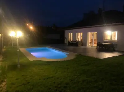 Piscine de l'établissement Maison jardin barbecue parking ou située à proximité