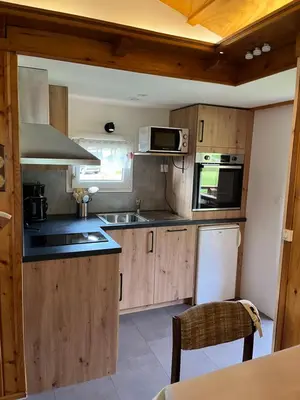 Cuisine ou kitchenette dans l'établissement les biches du saut des cuves