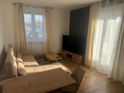 Télévision ou salle de divertissement dans l'établissement Appart Hôtel la roseraie