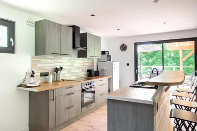 Cuisine ou kitchenette dans l'établissement Chalet 'La Forêt Enchantée', nature, calme et jacuzzi au coeur de la Vallée