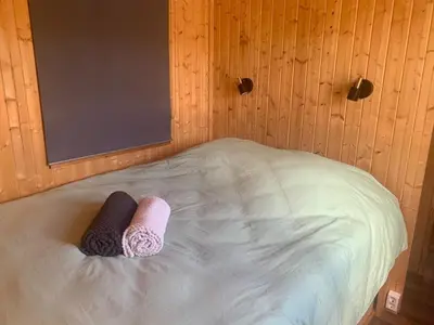 Un ou plusieurs lits dans un hébergement de l'établissement La Feuille - Cabane isolée avec vue sur étang, terrasse privée & pêche