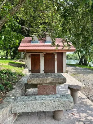 Jardin de l'établissement La Feuille - Cabane isolée avec vue sur étang, terrasse privée & pêche