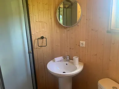 Salle de bains dans l'établissement La Feuille - Cabane isolée avec vue sur étang, terrasse privée & pêche