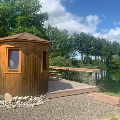 La Feuille - Cabane isolée avec vue sur étang