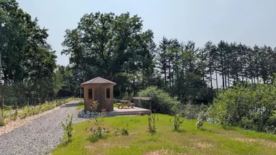Jardin de l'établissement Le Gland - Cabane isolée au bord de l'eau & pêche