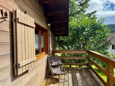 Balcon ou terrasse dans l'établissement Chalet des Sapins, paisible avec terrasse & jardin