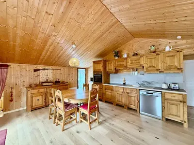 Cuisine ou kitchenette dans l'établissement Chalet des Sapins, paisible avec terrasse & jardin