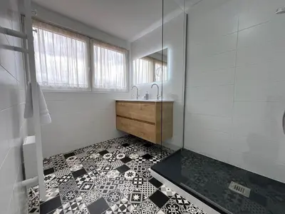 Salle de bains dans l'établissement La Cour de Mamama Appartement 4