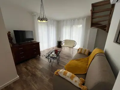 Télévision ou salle de divertissement dans l'établissement La Cour de Mamama Appartement 7