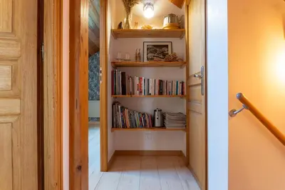 Bibliothèque dans la maison de vacances