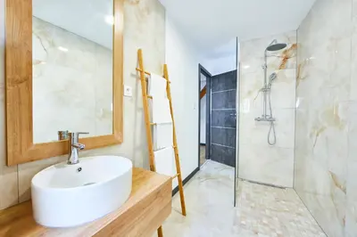 Salle de bains dans l'établissement TH 102 Appartement F2 en duplex tout confort 1 à 3 personnes