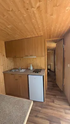 Cuisine ou kitchenette dans l'établissement L'Écorce & le Tanin - 2 cabanes cosy pour 4, pêche