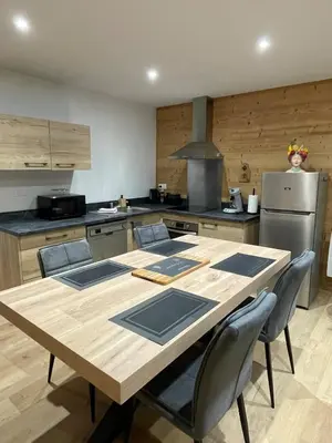 Cuisine ou kitchenette dans l'établissement Au Cosymont - Cornimont