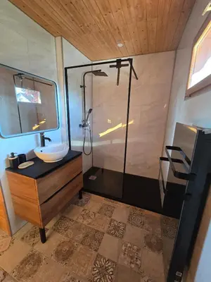 Salle de bains dans l'établissement Le Chalet d'AxEllie Spa et Confort