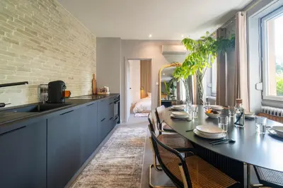 Cuisine ou kitchenette dans l'établissement Apartment 2 Bedrooms & Terrace - Fully Air-Conditioned - King Size Beds