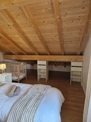Un ou plusieurs lits dans un hébergement de l'établissement Appartement rénové Au Rain Grébatte avec terrasse