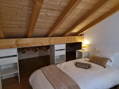 Un ou plusieurs lits dans un hébergement de l'établissement Appartement rénové Au Rain Grébatte avec terrasse