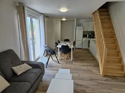 Cuisine ou kitchenette dans l'établissement Appartement rénové Au Rain Grébatte avec terrasse