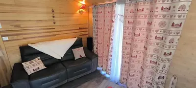 Coin salon dans l'établissement Le petit chalet des Vosges proche Gerardmer