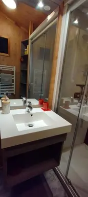 Salle de bains dans l'établissement Le petit chalet des Vosges proche Gerardmer