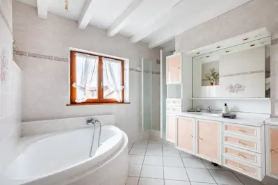 Salle de bains dans l'établissement Route des vins d'Alsace, domaine viticole 'Pinot Gris'