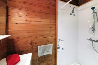 Salle de bains dans l'établissement Chalet le Boulonnais, 10p avec sauna et balnéo