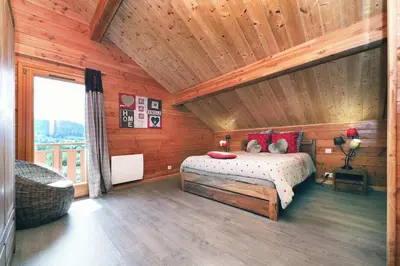 Un ou plusieurs lits dans un hébergement de l'établissement Chalet le Boulonnais, 10p avec sauna et balnéo