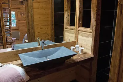 Salle de bains dans l'établissement Amour de Chalet - Clairière aux cabanes - Bol d'air