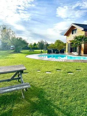 Piscine de l'établissement Chez Seb et Lilou - Chalet Tiny House - piscine partagée - parking - proche Mulhouse ou située à proximité