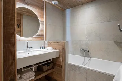 Salle de bains dans l'établissement Forest Lodge, a luxury chalet with sauna and jacuzzi