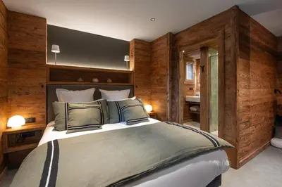Un ou plusieurs lits dans un hébergement de l'établissement Forest Lodge, a luxury chalet with sauna and jacuzzi
